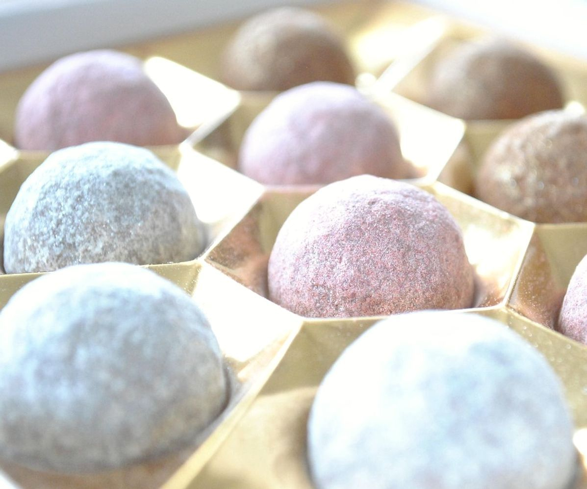 Elle şekillendirilen yumuşak şekerlemeler tezgahta